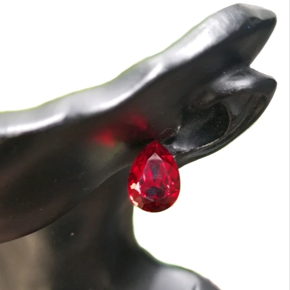VINTAGE SPARKLING PEAR CUT RUBY RED AUSTRIAN CRYSTAL STUD EARRINGS
